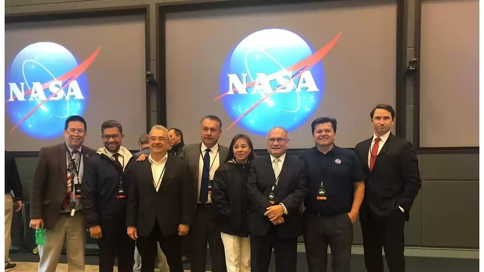 Alcalde de Atlacomulco, Roberto Téllez Monroy, con integrantes de la Agencia Espacial Mexicana (AEM) y la diputada Julieta Villapando, durante una "gira de trabajo" a las instalaciones de la Nasa para promover el Centro de Innovación y Desarrollo Espacial en 2019. (foto de El Financiero)