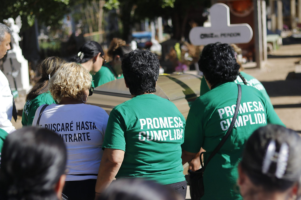 Las compañeras de Mirna en el colectivo hicieron una guardia de honor a Roberto, quien tenía 21 años cuando fue desaparecido.