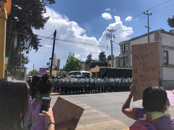 Autoridades de Toluca cercan a Mujeres del 8M en Toluca