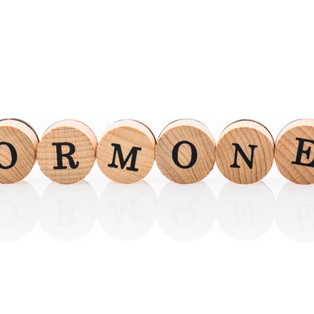 Il est des métamorphoses qui ne font pas de bruit. Pas d’annonce officielle, pas de transformation spectaculaire.   Juste une fatigue qui ne passe pas, une humeur plus fragile, des nuits fragmentées, une sensation étrange que quelque chose a bougé. Une impression diffuse d’être moins soi-même, sans pouvoir mettre de mots dessus.  Pourtant, cette transition a bien un nom. Elle s’appelle périménopause. Et elle commence bien avant que nous en soyons conscientes.