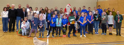 Nikolaus besucht die Tennis-Schüler bei "Sport nach 1" in der Sporthalle der Senefelder Schule und verteilte kleine Geschenke