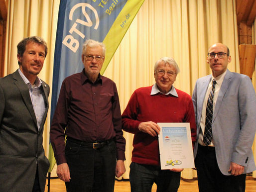 Günter Grzega ist mit der goldenen Ehrennadel des Tennis-Bezirks Mittelfranken ausgezeichnet worden.