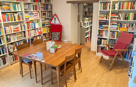 Bibliothek und Arbeitsplatz