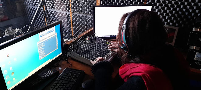 Laly en los controles de FM 106.9Región