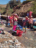 Des femmes lavent des habits dans une rivière près d'Anamer