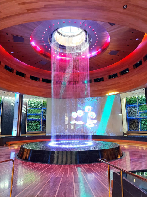 Un espectáculo de fuentes en cascada en medio del Hard Rock Hollywood. Por lo general, se sincroniza con música y proyecta imágenes en el agua.