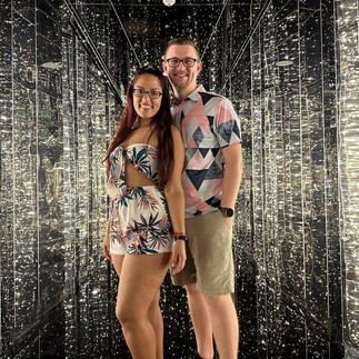 ¡DLT! en la entrada de la mansión en una habitación con espejos brillantes