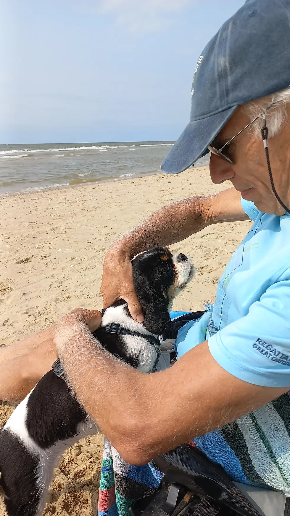 foto van een klant met zijn hond op het strand