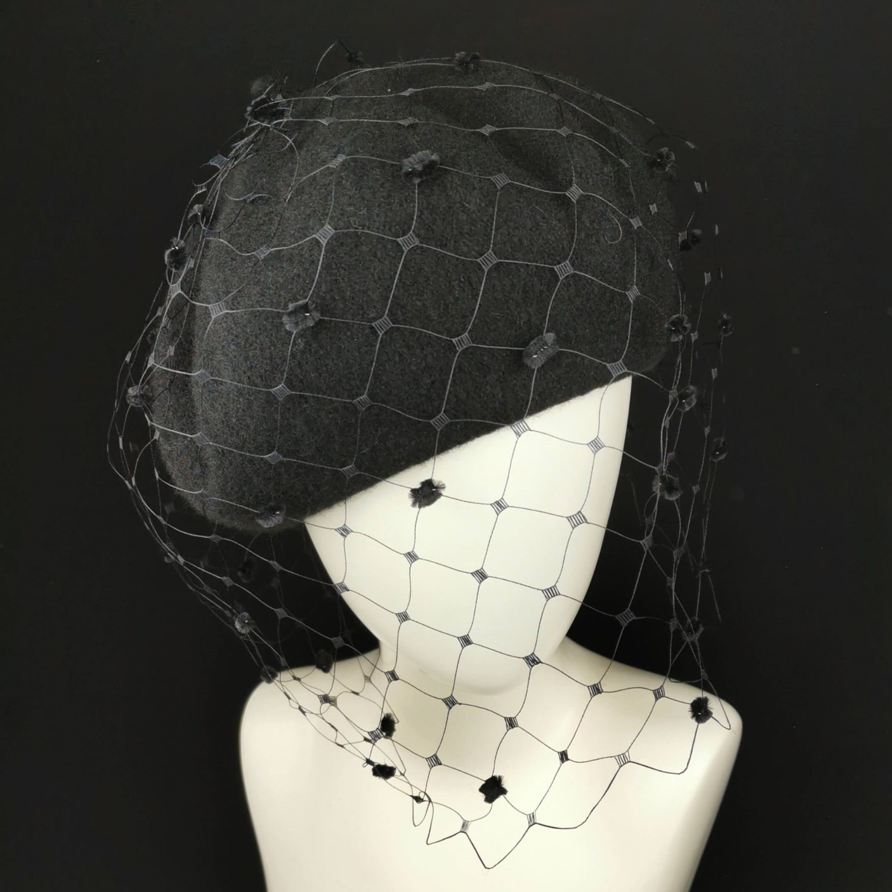 Basco con veletta e pois in ciniglia. Beret with Veil. Claudia della Frattina JCN Fascinators