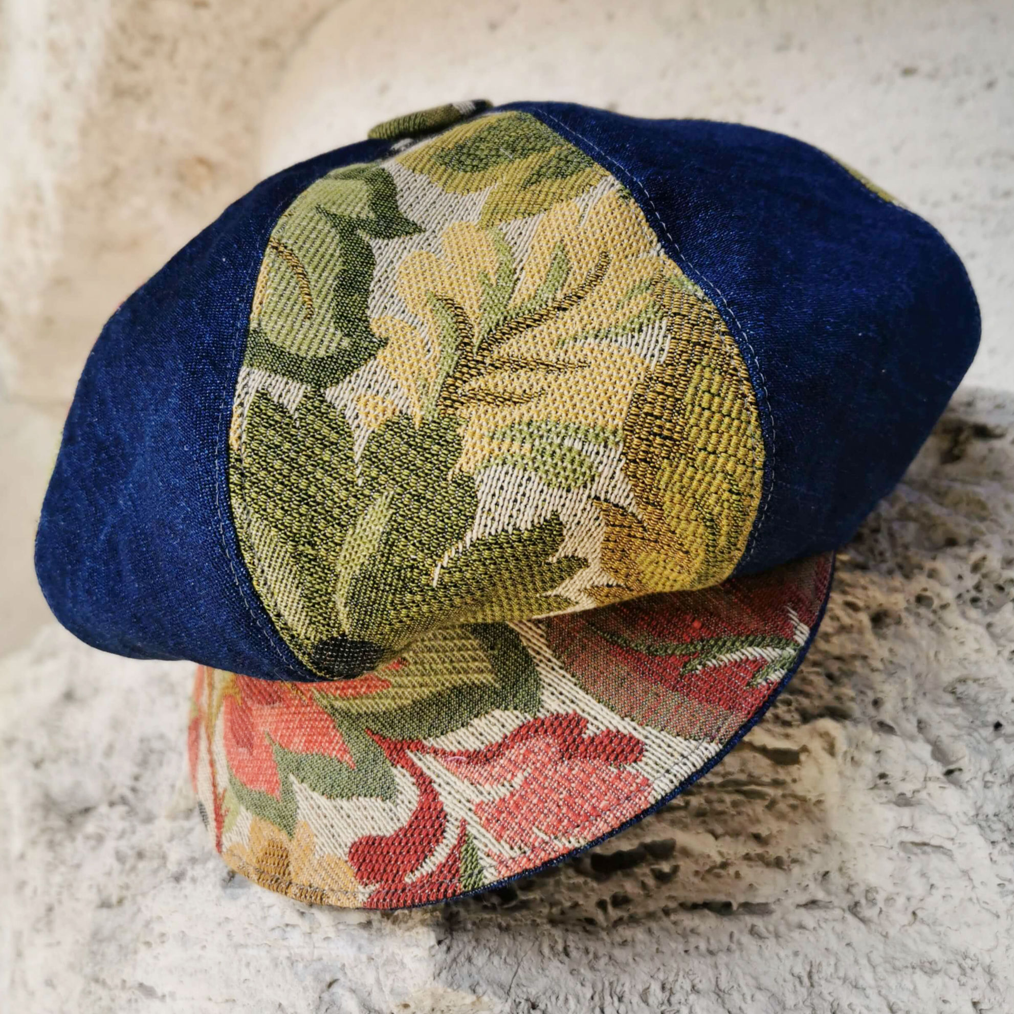 Berretto Visiera in tessuti pregiati di riciclo. Newsboy Cap in upcycled luxury fabrics. JCN Fascinators