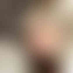 Detail foto van buik en handen van aanstaande ouders