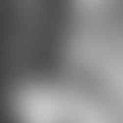 Korrelige zwart wit foto van zwangere vrouw.