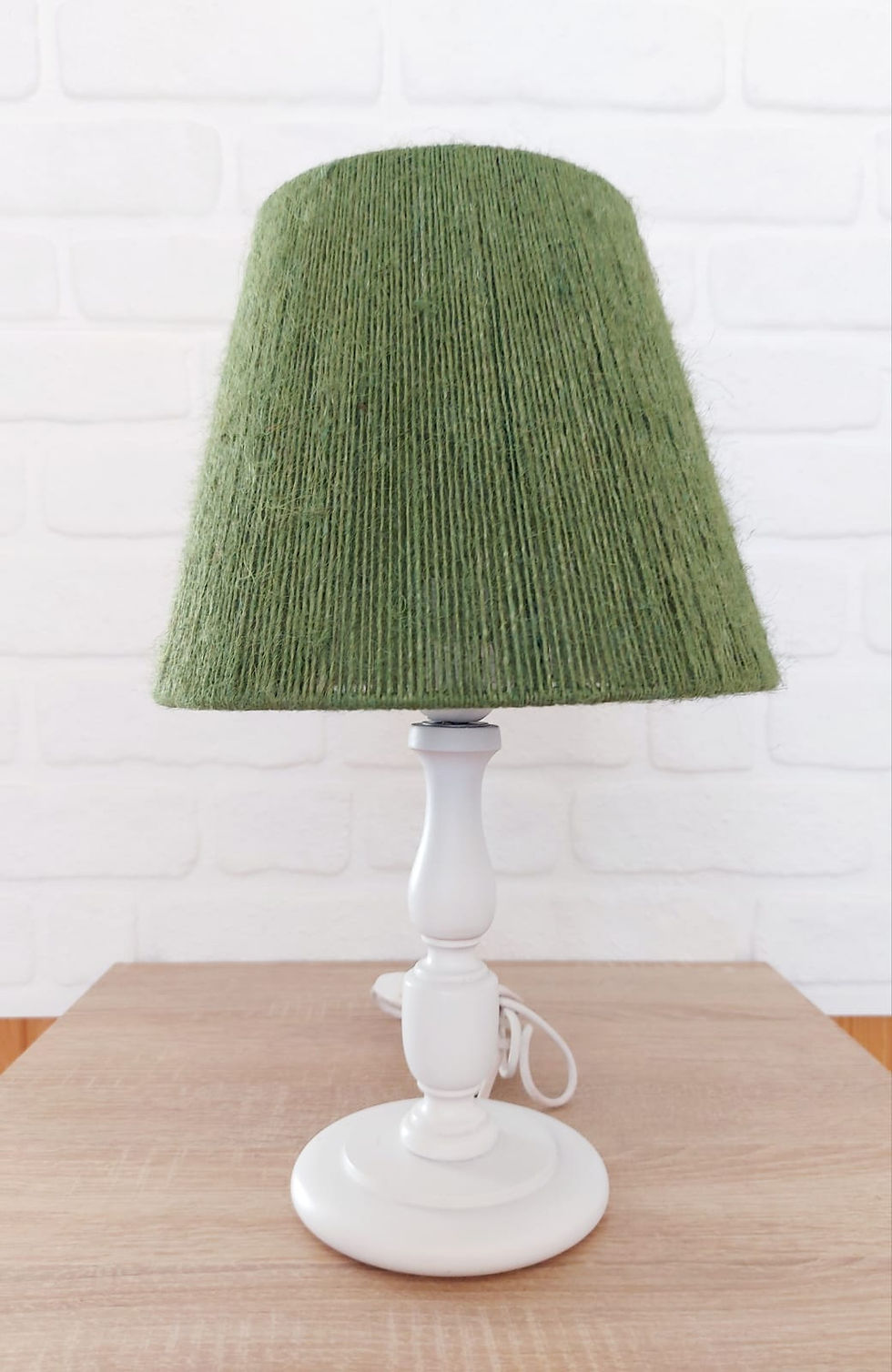 RETRO NOW PERGE WHITE WOODEN LEG LAMP