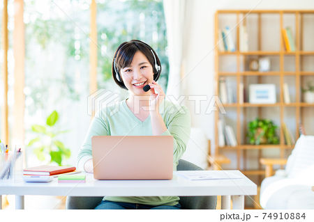 インカムをするテレワークの若い女性.jpeg