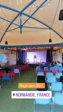 Lucas Barreaux magicien en spectacle sur scène