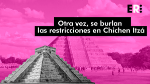 Turista sube a la pirámide de Kukulkán