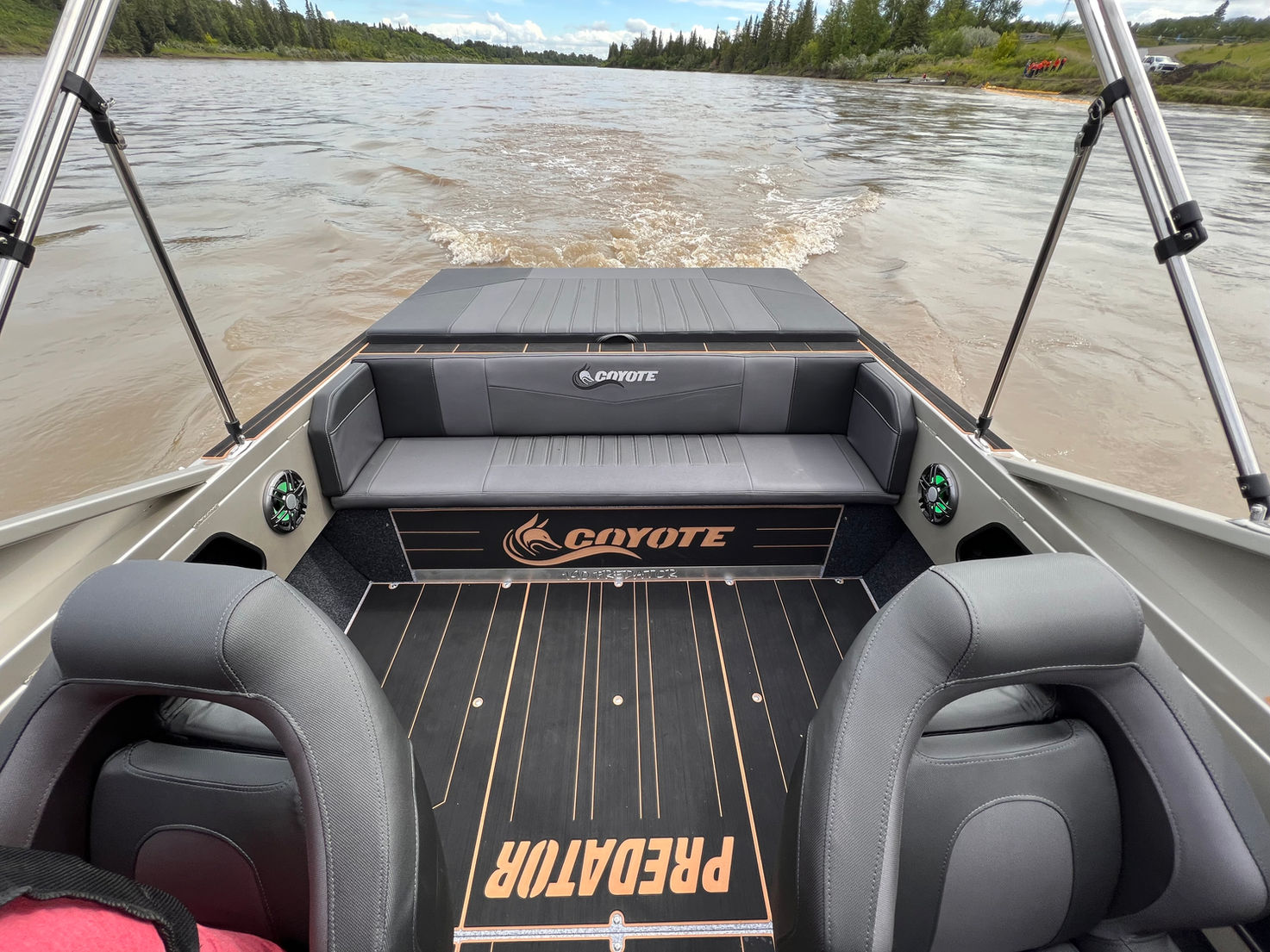 Coyote 190 Predator- View of rear spacious bench and engine storage compartment