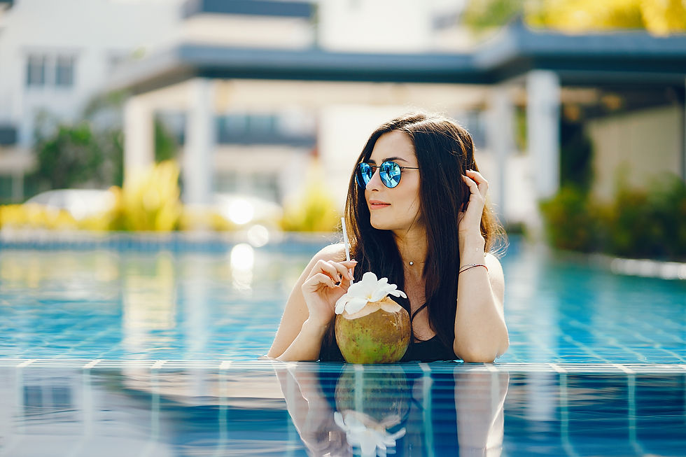 chica-morena-comiendo-fruta-junto-la-piscina.jpg