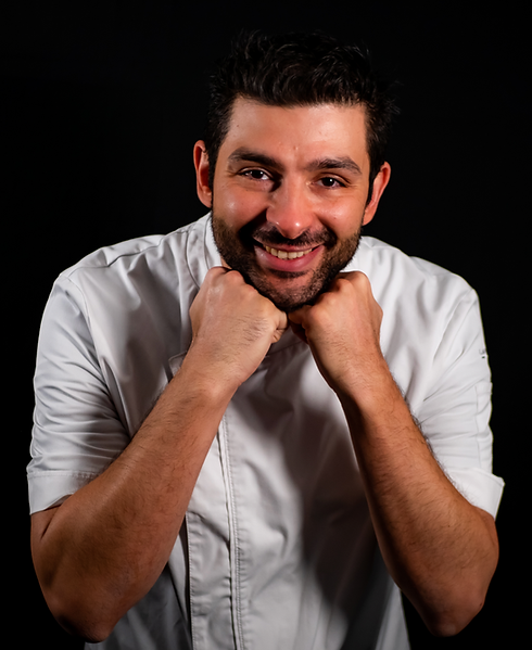 Fernando Maria, formateur pâtissier, en pleine expression joyeuse.