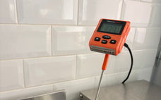 Un thermomètre à sonde qui se clipse sur la casserole et te laisse les deux mains libres ? Je valide à 100%.