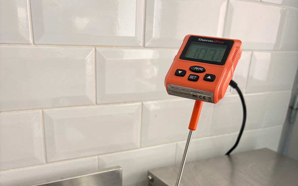 Un thermomètre à sonde qui se clipse sur la casserole et te laisse les deux mains libres ? Je valide à 100%.