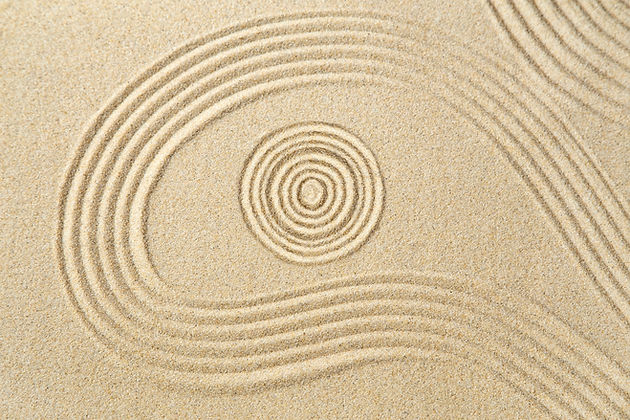 Online-Psychotherapie Passau: konzentrischer Sandkreis wird von Linien umflossen - symbolisiert inneres Erforschen