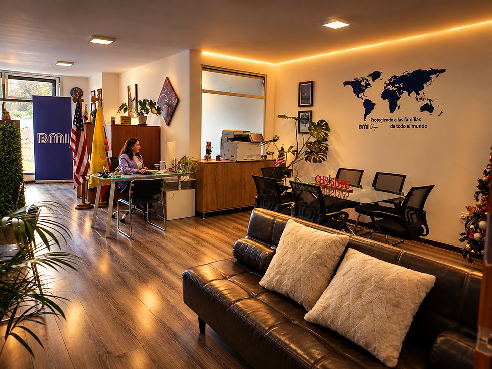 Recepción corporativa cálida con decoración navideña.png