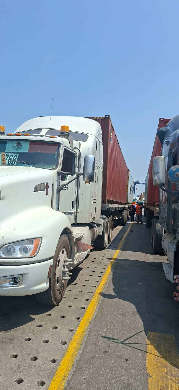 Specialized Logimpex Mexico team performing cargo handling and safe transportation of furniture and oversized objects using professional techniques and coordinated logistics.
