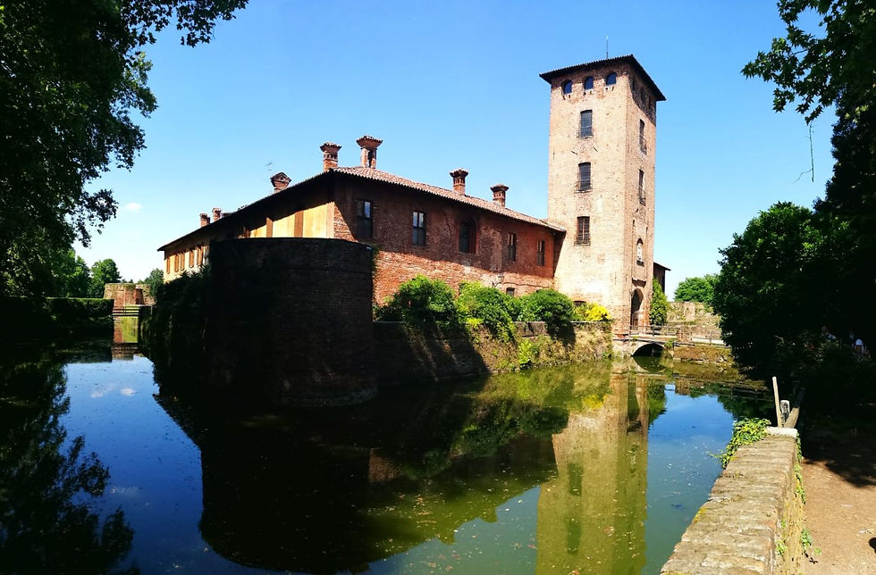 Castello di Peschiera Borromeo con fossato attivo vicino Milano