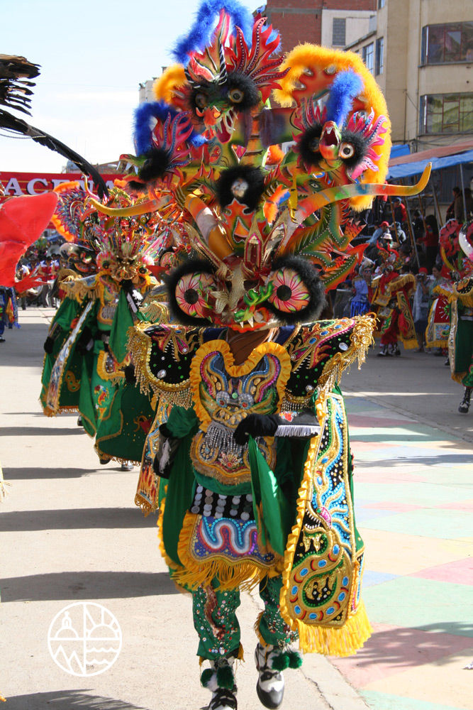 sfilata di "diablos" durante il corteo del carnevale