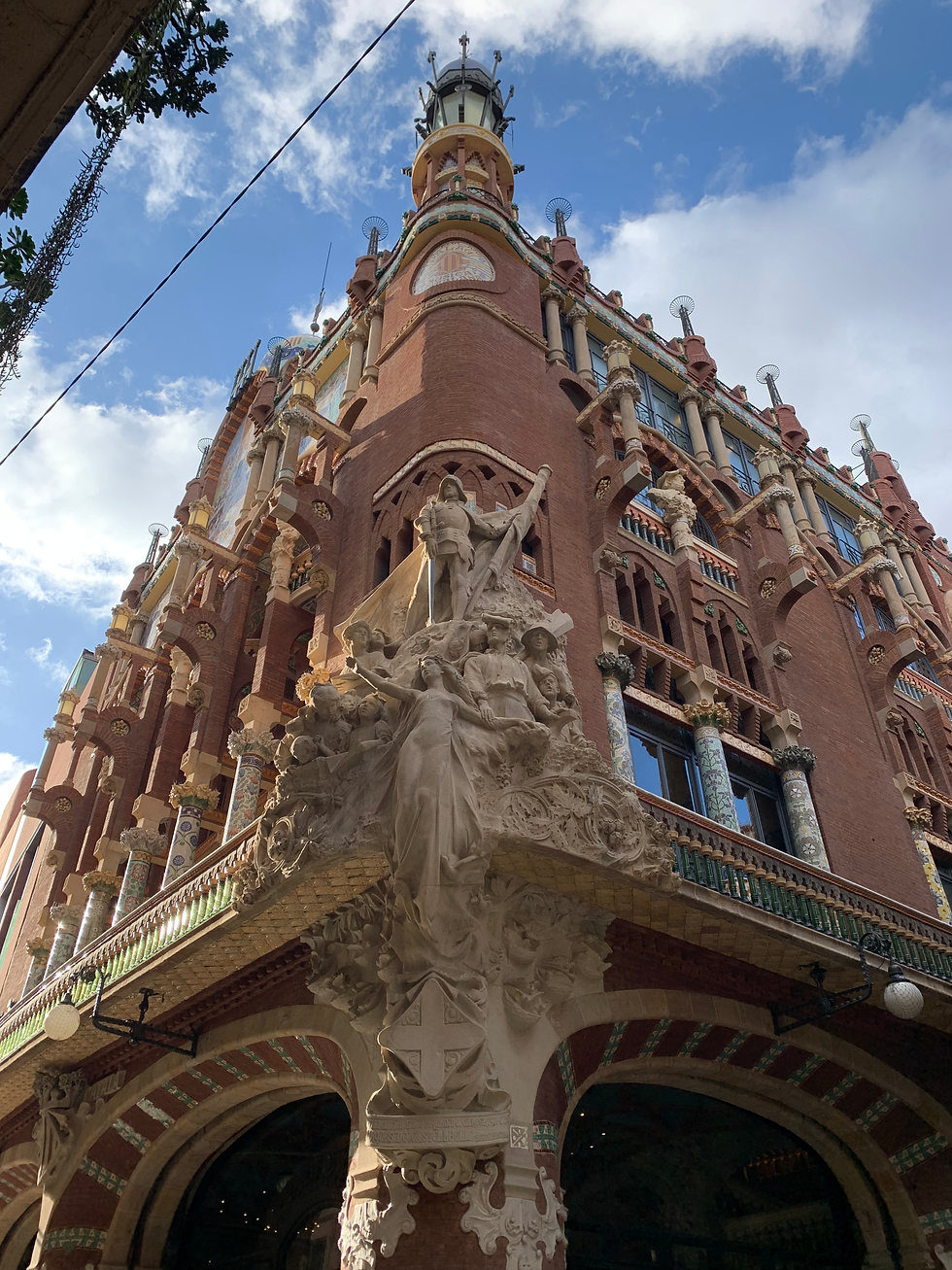 Vista esterna angolare del Palau de la Música Catalana a Barcellona con facciata modernista decorata e mosaici