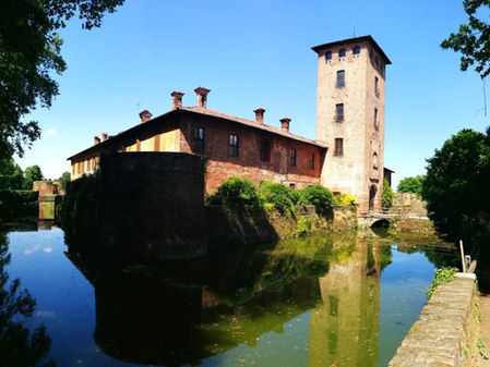 Il castello di Peschiera Borromeo vicino Milano, uno dei pochi con fossato ancora attivo