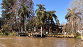 Abitazioni lungo le sponde dei canali che formano il delta del Tigre