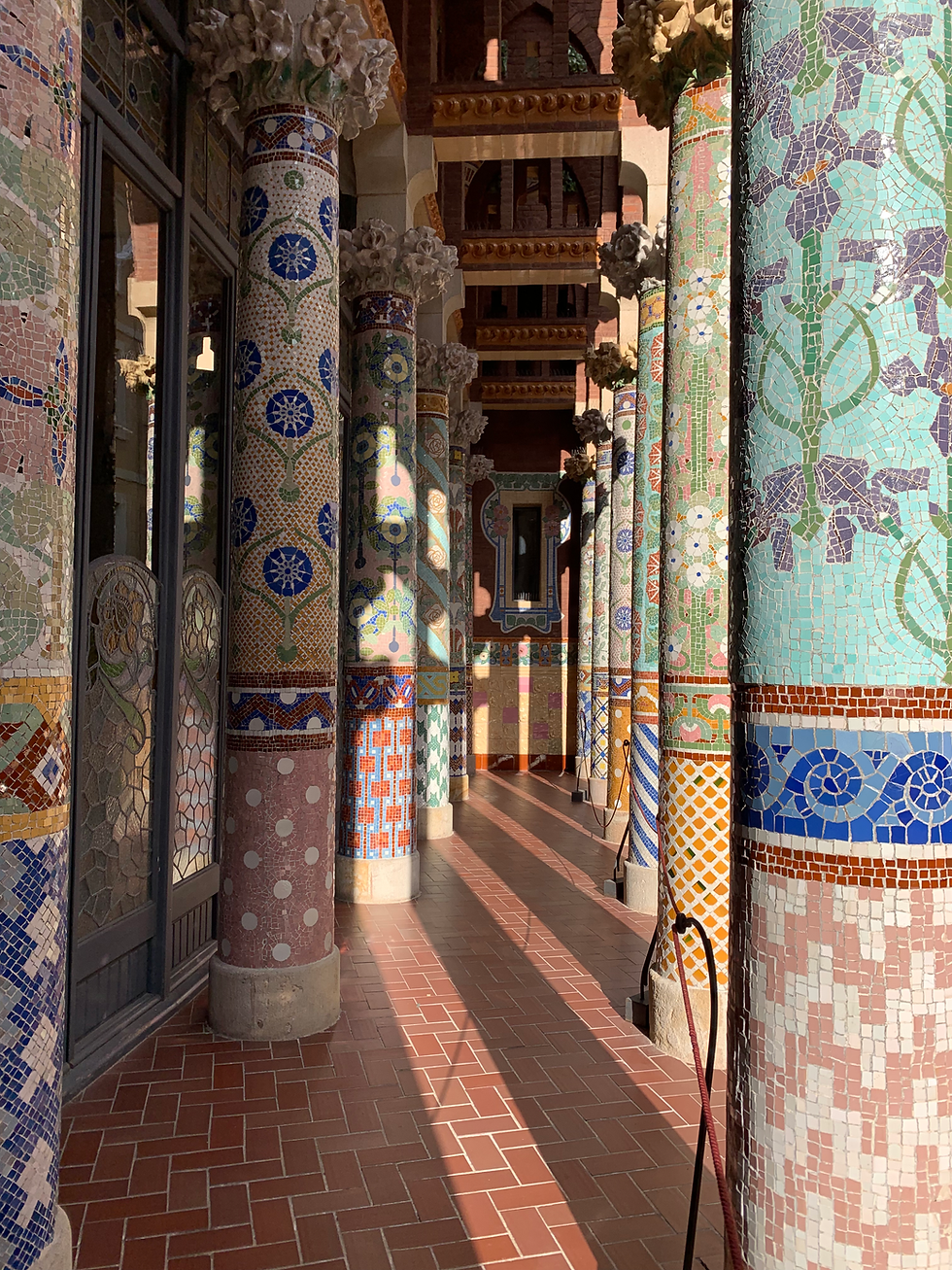 Colonnato mosaicato del balcone del Palau de la Música Catalana a Barcellona con decorazioni moderniste colorate