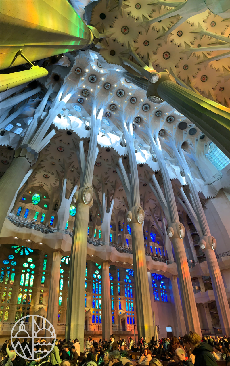 Interno della Sagrada Familia a Barcellona
