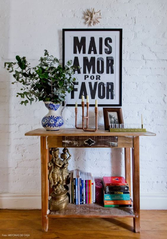 móvel rústico com parede de tijolinho branco