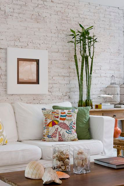 sala com plantas e tijolinho branco