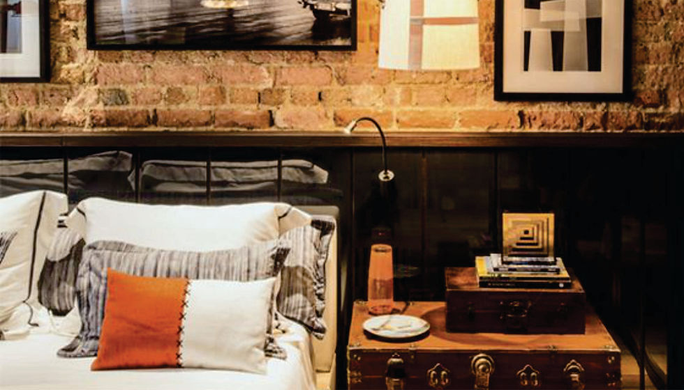 quarto com tijolo aparente e objeto antigos