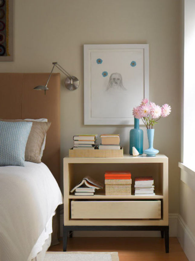livros ao lado da cama