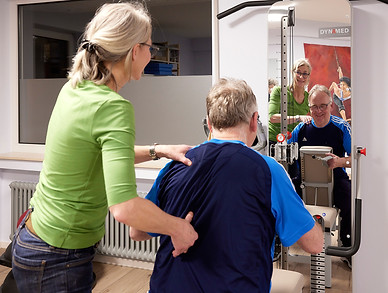 physio-am-schölzbach-bettina-röttger_KG am Gerät
