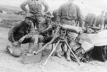 Maxim-machine-gun-soldiers-maneuvers-US-