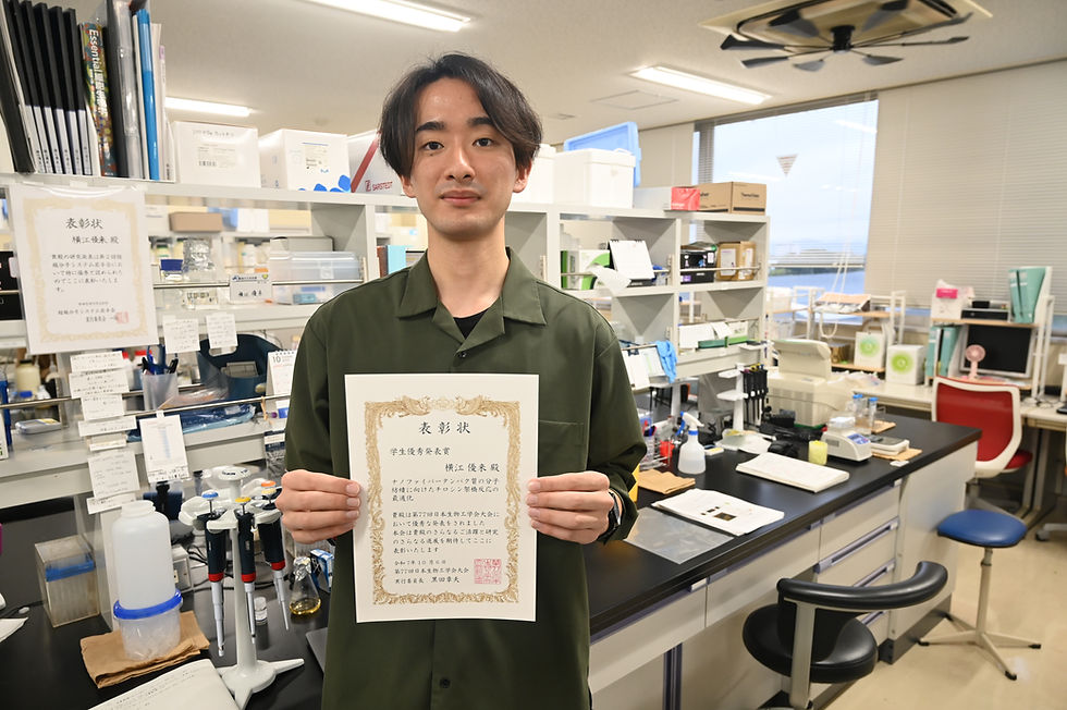 2枚目の賞状を持ってドヤ顔キメる二枚目学生