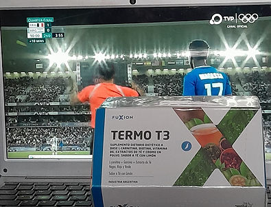 Termo y un partido de futbol en pantalla.jpg