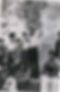 1968 - Manifestación de Peppino en el patio del edificio municipal de Cinisi, durante las manifestaciones contra las expropiaciones para la construcción de la tercera pista del aeropuerto de Punta Raisi.  Centro Siciliano di Documentazione Giuseppe Impastato.