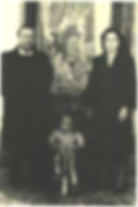 Peppino a los dos años con su padre Luigi y su madre Felicia Bartolotta. Centro Siciliano di Documentazione Giuseppe Impastato.