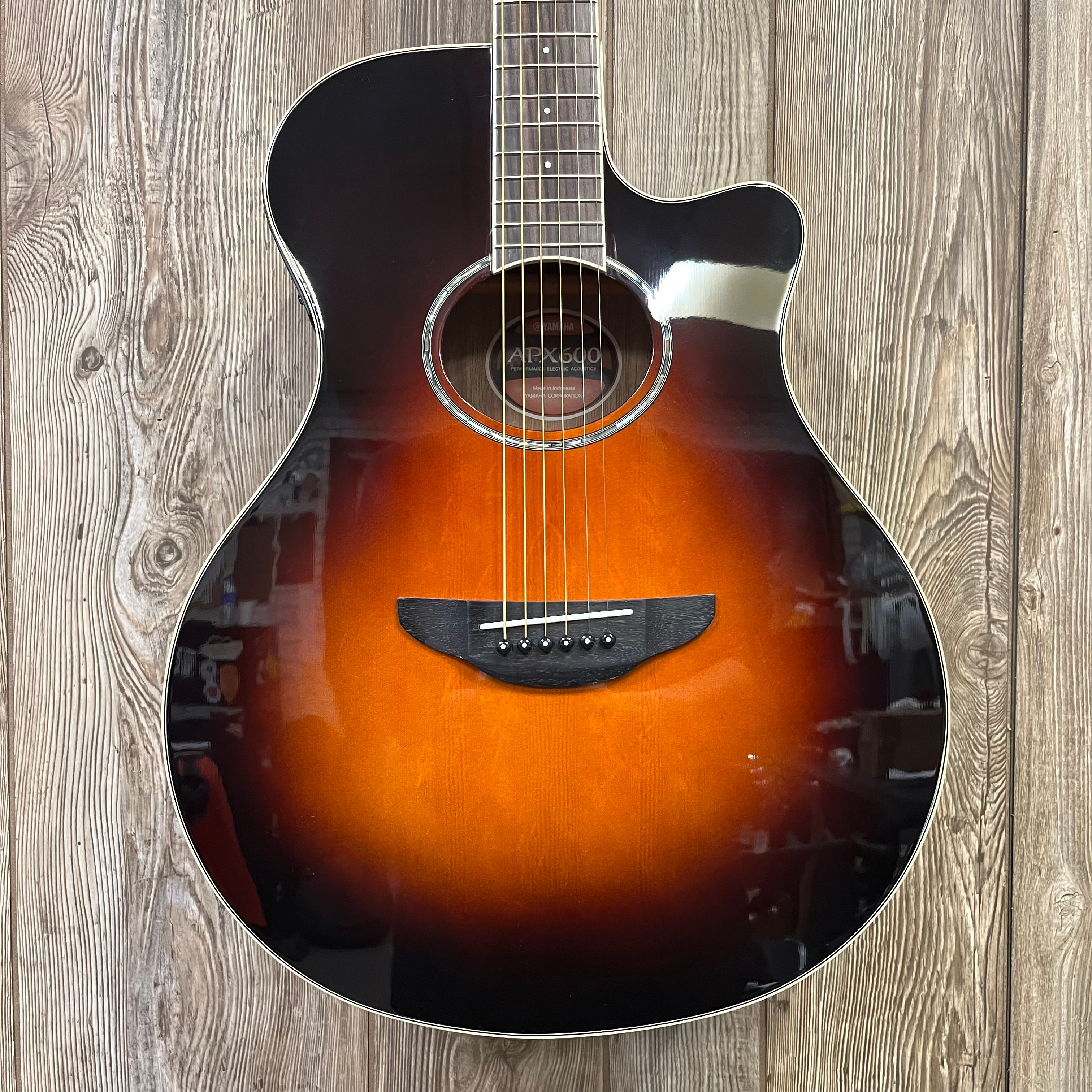 Yamaha APX600 Acoustic / Electric Guitar, OVS