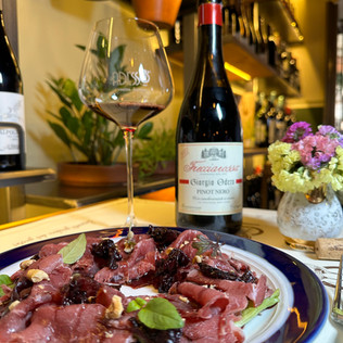 Piatto di carne con un calice di vino