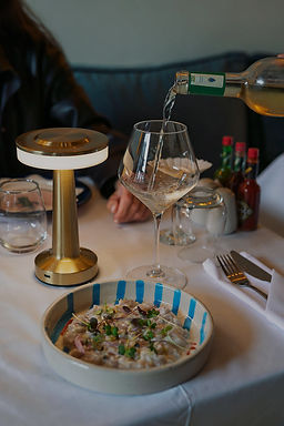 Au restaurant Le Fish Bar, un lieu raffiné situé à Essaouira, où l'expérience culinaire est reine.