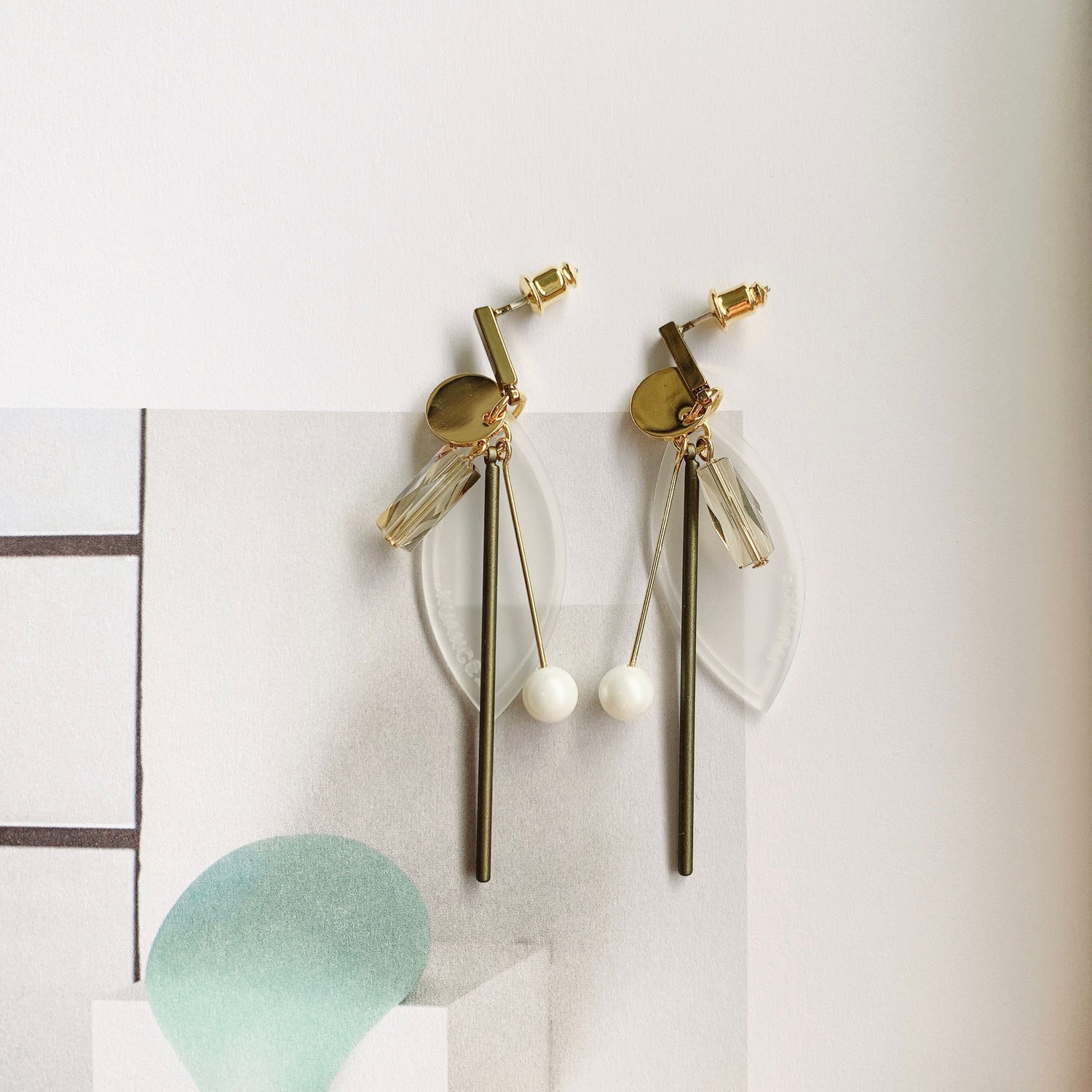 Clear Resin Leaf with Dangling Pearl Earring - MOOII