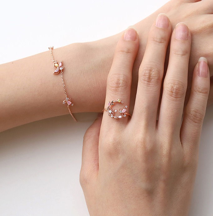 Thumbnail: Lily Flower and Butterfly Wreath Ring - MOOII